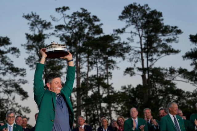 FILE - Víťaz Rory McIlroy zo Severného Írska drží trofej na golfovom turnaji Masters v nedeľu 13. apríla 2025 v Auguste v štáte Georgia (AP Photo/David J. Phillip, File)