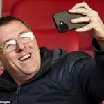 Matt Le Tissier, ktorý si vo februári urobil selfie na zápase v Southamptone, sa v stredu v skorých ranných hodinách hádal s Grokom na X.