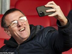 Matt Le Tissier sa háda s Grokom o „lietadlových stopách“ v bizarnej polnočnej výmene konšpiračných teórií Matt Le Tissier, ktorý si vo februári urobil selfie na zápase v Southamptone, sa v stredu v skorých ranných hodinách hádal s Grokom na X.