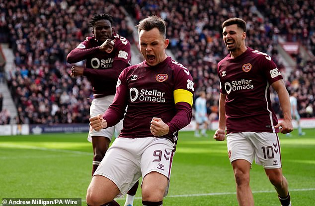 McInnes víta mágiu Tynecastle, keď Hearts zaútočili neskoro, aby porazili Kapitán Lawrence Shankland oslavuje druhý gól Hearts proti Motherwellu