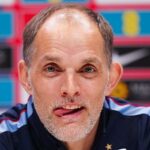 Pohľad na hlavu a ramená Johna Stonesa v anglickej teplákovej súprave na zips