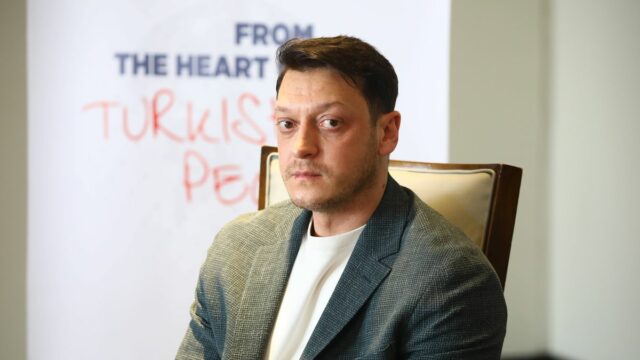 Mesut Ozil sa pozerá