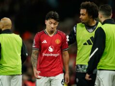 Michael Carrick: Lisandro Martinez, rozhodnutie červenej karty, ktoré ťahá za vlasy, je jedno z najhorších, aké som kedy videl Lisandro Martinez bol vylúčený za ťahanie Dominica Calverta-Lewina za vlasy (Reuters)