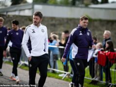 Michael Carrick bol na pláži, keď sa Man United pred tromi mesiacmi stretol s Leedsom – teraz šéf Red Devils trvá na tom, že jeho budúcnosť „bude vyriešená tak či onak“ v „poslednej práci“ Michael Carrick bol označený ako manažér Manchestru United ako „najvyššia práca“