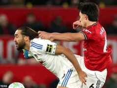 Michael Carrick naráža na rozhodnutia, ktoré stoja Manchester United, ale ODmieta odpovedať na otázku o Lisandrovi Martinezovi Lisandro Martinez bol vylúčený proti Leedsu za tento ťah na Dominica Calverta-Lewina