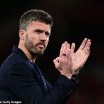Michael Carrick varoval svojich Manchestru United, aby sa nenechali uniesť kvalifikáciou do Ligy majstrov
