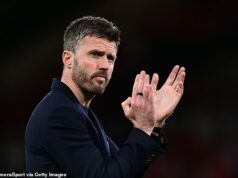 Michael Carrick posiela varovanie hviezdam Man United, keď sa blížia k návratu do Ligy majstrov po víťazstve nad Brentfordom – ktorý zahŕňal prechod na sporný systém zadných troch hráčov Rubena Amorima. Michael Carrick varoval svojich Manchestru United, aby sa nenechali uniesť kvalifikáciou do Ligy majstrov