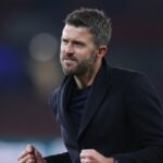 Patrice Evra sa pozerá