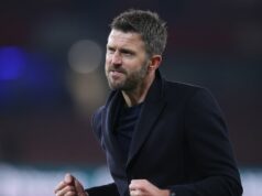 Michael Carrick presviedča ikony Man Utd, keďže majitelia dostanú brutálne obvinenie Chelsea Patrice Evra sa pozerá