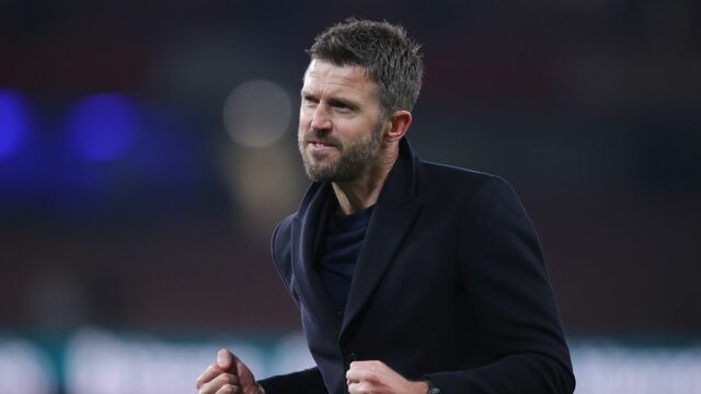 Patrice Evra sa pozerá 