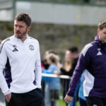 Hlavný tréner Michael Carrick z Manchestru United v akcii počas tréningu prvého tímu