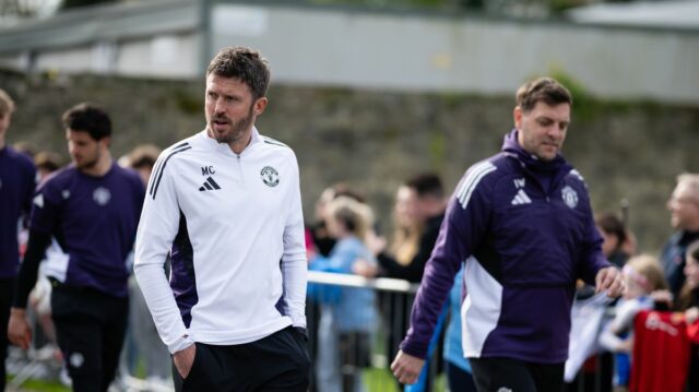   Hlavný tréner Michael Carrick z Manchestru United v akcii počas tréningu prvého tímu 