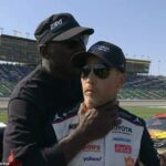 Michael Jordan v nedeľu bizarne chytil pod krk spolumajiteľa 23XI Racing Dennyho Hamlina