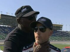 Michael Jordan opäť ohromuje fanúšikov NASCAR, keď chytí spolumajiteľa za hrdlo… mesiace po vírusovej interakcii so šesťročným synom vodiča Michael Jordan v nedeľu bizarne chytil pod krk spolumajiteľa 23XI Racing Dennyho Hamlina