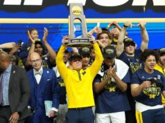 Michigan porazil UConn a vykoľajil basketbalovú dynastiu Dana Hurleyho, aby ukončil 37-ročné čakanie na titul NCAA Michigan vyhral svoje prvé národné majstrovstvá v basketbale mužov od roku 1989
