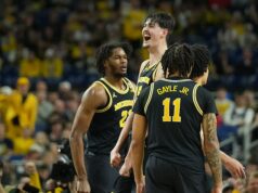 Michigan zničí Arizonu vo Final Four porážke, aby pripravil súboj o národný titul s UConn Michigan dôkladne dominoval v Arizone, aby pripravil súboj o národné majstrovstvá s UConn