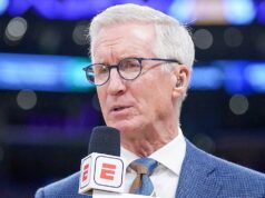 Mike Breen z ESPN rozbil NBA za to, že zakázal miestnym vysielateľom vstup do play-off Mike Breen z ESPN rozbil NBA za to, že zakázal miestnym vysielateľom vstup do play-off