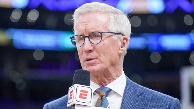 Mike Breen z ESPN rozbil NBA za to, že zakázal Mike Breen z ESPN rozbil NBA za to, že zakázal miestnym vysielateľom vstup do play-off