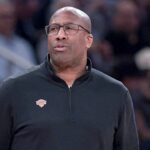 Mike Brown z Knicks hravo zdvihne reportérkin zvoniaci telefón na pressovačke
