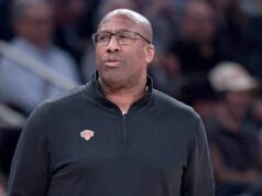 Mike Brown z Knicks hravo zdvihne reportérkin zvoniaci telefón na pressovačke Mike Brown z Knicks hravo zdvihne reportérkin zvoniaci telefón na pressovačke