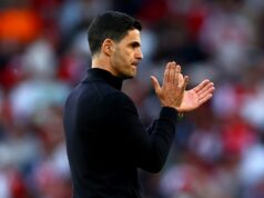 Mikel Arteta fajčí, keď tvrdí, že DVE „čisté červené karty“ mohli stáť Arsenal titul Mikel Arteta