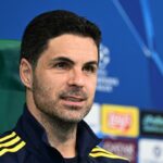 Mikel Arteta bol súkromne svedkom toho, ako si vynútil zmenený výraz tváre predtým, ako hovoril s médiami alebo jeho hráčmi, aby vyžaroval požadovanú náladu (Arsenal FC cez Gettyho)