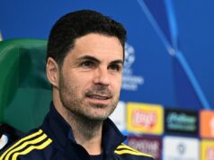 Mikel Arteta, ktorý sa núti byť chladný, cíti bremeno štvornásobnej ponuky Arsenalu, ktorá teraz zlyhala. Mikel Arteta bol súkromne svedkom toho, ako si vynútil zmenený výraz tváre predtým, ako hovoril s médiami alebo jeho hráčmi, aby vyžaroval požadovanú náladu (Arsenal FC cez Gettyho)