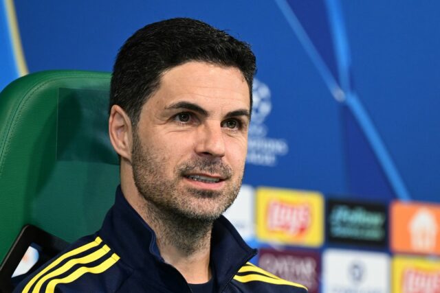 Mikel Arteta bol súkromne svedkom toho, ako si vynútil zmenený výraz tváre predtým, ako hovoril s médiami alebo jeho hráčmi, aby vyžaroval požadovanú náladu (Arsenal FC cez Gettyho)