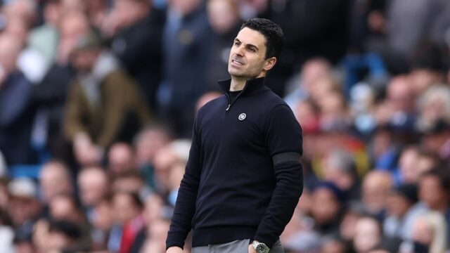 Na Mikela Artetu narastá tlak, pretože po prehre s Manchestrom City čelia prehre v Premier League.