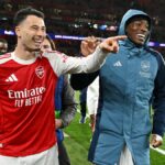 Gabriel Martinelli a Noni Madueke z Arsenalu oslavujú po víťazstve tímu v druhom štvrťfinále Ligy majstrov UEFA 2025/26 medzi Arsenal FC a Sporting Clube de Portugal na štadióne Arsenal 15. apríla 2026 v Londýne v Anglicku.