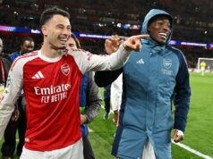 Mikel Arteta poskytuje informácie o Noni Madueke, keď Arsenal čelil zraneniu proti Sporting CP Gabriel Martinelli a Noni Madueke z Arsenalu oslavujú po víťazstve tímu v druhom štvrťfinále Ligy majstrov UEFA 2025/26 medzi Arsenal FC a Sporting Clube de Portugal na štadióne Arsenal 15. apríla 2026 v Londýne v Anglicku.