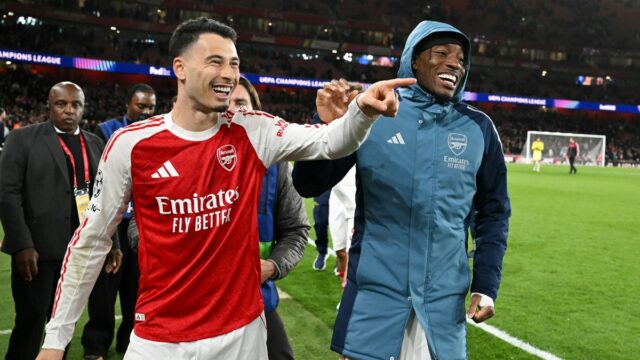 Gabriel Martinelli a Noni Madueke z Arsenalu oslavujú po víťazstve tímu v druhom štvrťfinále Ligy majstrov UEFA 2025/26 medzi Arsenal FC a Sporting Clube de Portugal na štadióne Arsenal 15. apríla 2026 v Londýne v Anglicku.