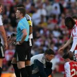 Nemecký stredopoliar Arsenalu #29 Kai Havertz podstupuje lekárske ošetrenie počas futbalového zápasu anglickej Premier League medzi Arsenalom a Newcastlom United na Emirates Stadium v ​​Londýne 25. apríla 2026.