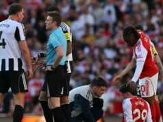 Mikel Arteta poskytuje informácie o zranení dvojice Arsenal Kai Havertz a Eberechi Eze po poslednom údere Nemecký stredopoliar Arsenalu #29 Kai Havertz podstupuje lekárske ošetrenie počas futbalového zápasu anglickej Premier League medzi Arsenalom a Newcastlom United na Emirates Stadium v Londýne 25. apríla 2026.