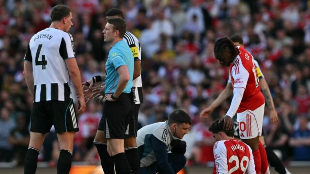 Nemecký stredopoliar Arsenalu #29 Kai Havertz podstupuje lekárske ošetrenie počas futbalového zápasu anglickej Premier League medzi Arsenalom a Newcastlom United na Emirates Stadium v ​​Londýne 25. apríla 2026.