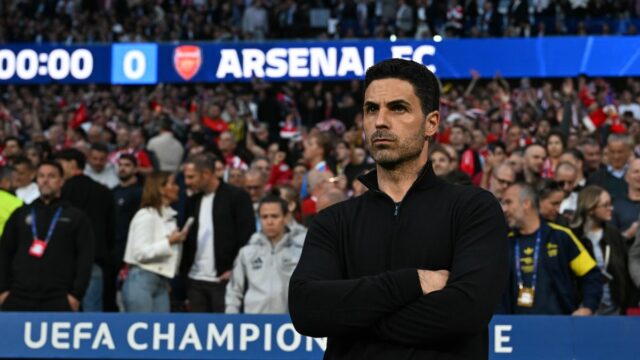 Mikel Arteta gestikuluje