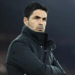 Mikel Arteta sa pozerá