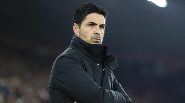 Mikel Arteta sa pozerá 