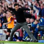 Mikel Arteta radostne oslavuje víťaza Arsenalu - jeho tím vyhral nad Newcastlom 1:0