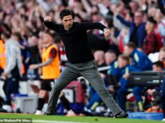 Mikel Arteta priznáva, že boj o titul Arsenalu „nebude cestou ruží“, keď po znovuzískaní najvyššieho miesta zložil rukavice Man City – a odhaľuje, kde sa jeho strane „musí dariť oveľa lepšie“ Mikel Arteta radostne oslavuje víťaza Arsenalu - jeho tím vyhral nad Newcastlom 1:0