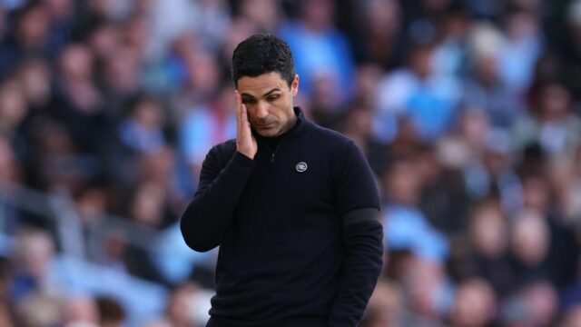 Manažér Arsenalu Mikel Arteta sa podľa Bryana Robsona po prehre s Man City dostane pod tlak.