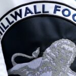 Millwall „zúrivý“ ako znak klubu použitý na obrázku člena KKK v školskej brožúre