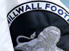 Millwall „zúrivý“ ako znak klubu použitý na obrázku člena KKK v školskej brožúre Millwall „zúrivý“ ako znak klubu použitý na obrázku člena KKK v školskej brožúre