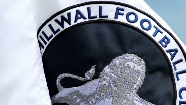 Millwall „zúrivý“ ako znak klubu použitý na obrázku člena KKK v školskej brožúre
