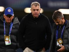 Mimoriadne straty majiteľov Chelsea vo výške 630 miliónov libier vychádzajú na svetlo dní po prekonaní rekordu Premier League Majiteľ Chelsea Todd Boehly počas zápasu osemfinále Ligy majstrov 2025/2026 medzi Chelsea FC a Paris Saint-Germain FC na Stamford Bridge