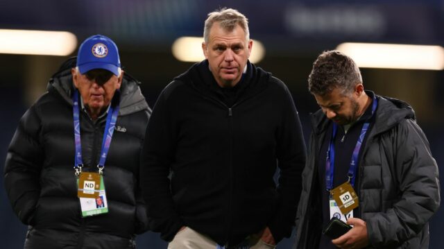 Mimoriadne straty majiteľov Chelsea vo výške 630 miliónov libier vychádzajú Majiteľ Chelsea Todd Boehly počas zápasu osemfinále Ligy majstrov 2025/2026 medzi Chelsea FC a Paris Saint-Germain FC na Stamford Bridge