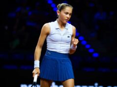 Mirra Andreeva je frustrovaná kontroverzným telefonátom, ale dosahuje finále Autor fotografie Tim Clayton/Getty Images