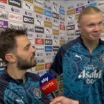 Erling Haaland (vpravo) bol v pozápasovom rozhovore odvolaný za nadávky pre Sky Sports