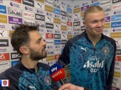 Moderátor Sky Sports je nútený ospravedlniť sa po tom, čo Erling Haaland nadával vo vysielaní po rozhodujúcom víťazstve Man City nad Arsenalom Erling Haaland (vpravo) bol v pozápasovom rozhovore odvolaný za nadávky pre Sky Sports