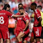 Mohameda Salaha utešujú spoluhráči